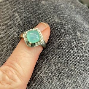 Stunning white gold, aquamarine and 8 small chip diamond ring!